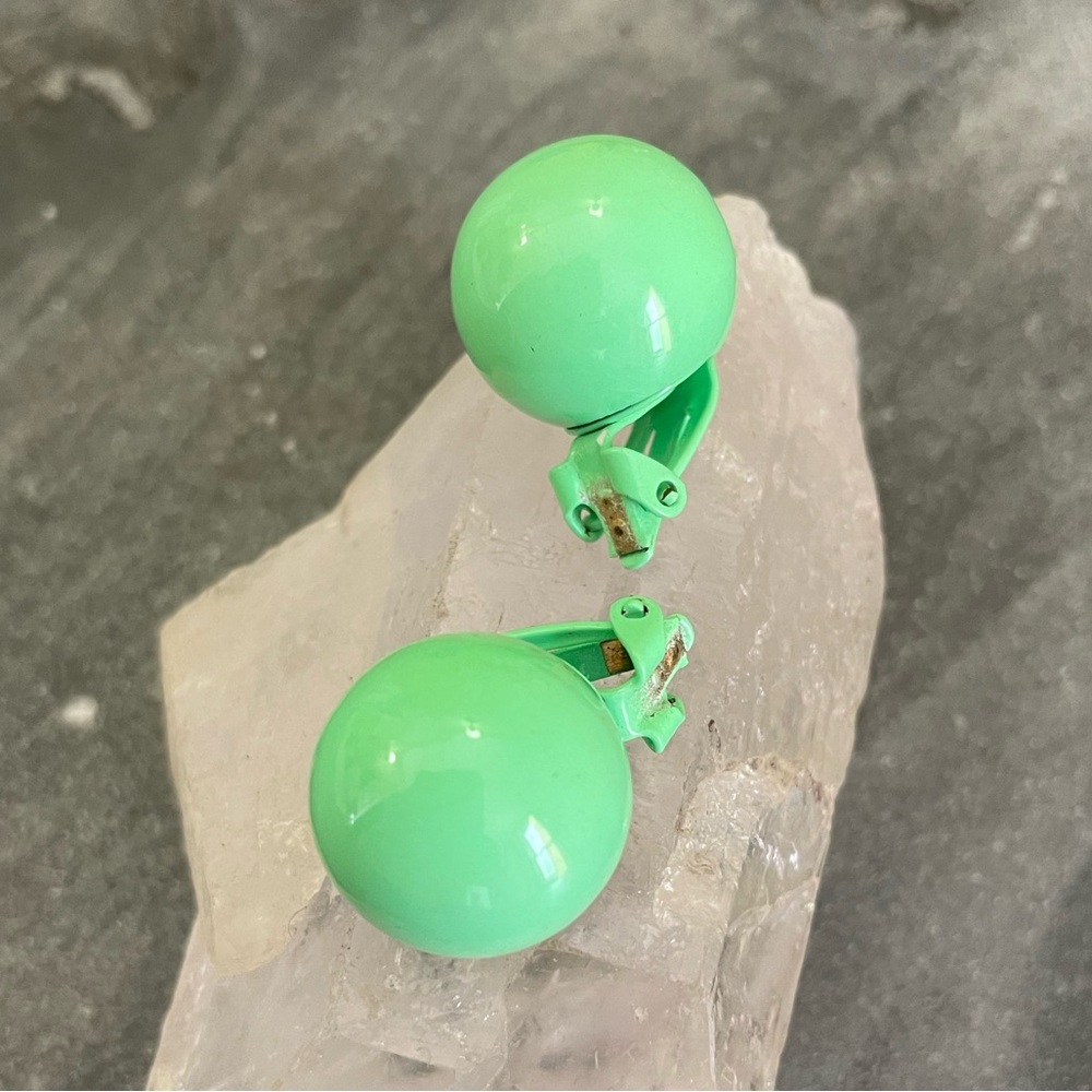 Vintage 60s Green Enamel Clip-On Earrings - Picture 9 of 15